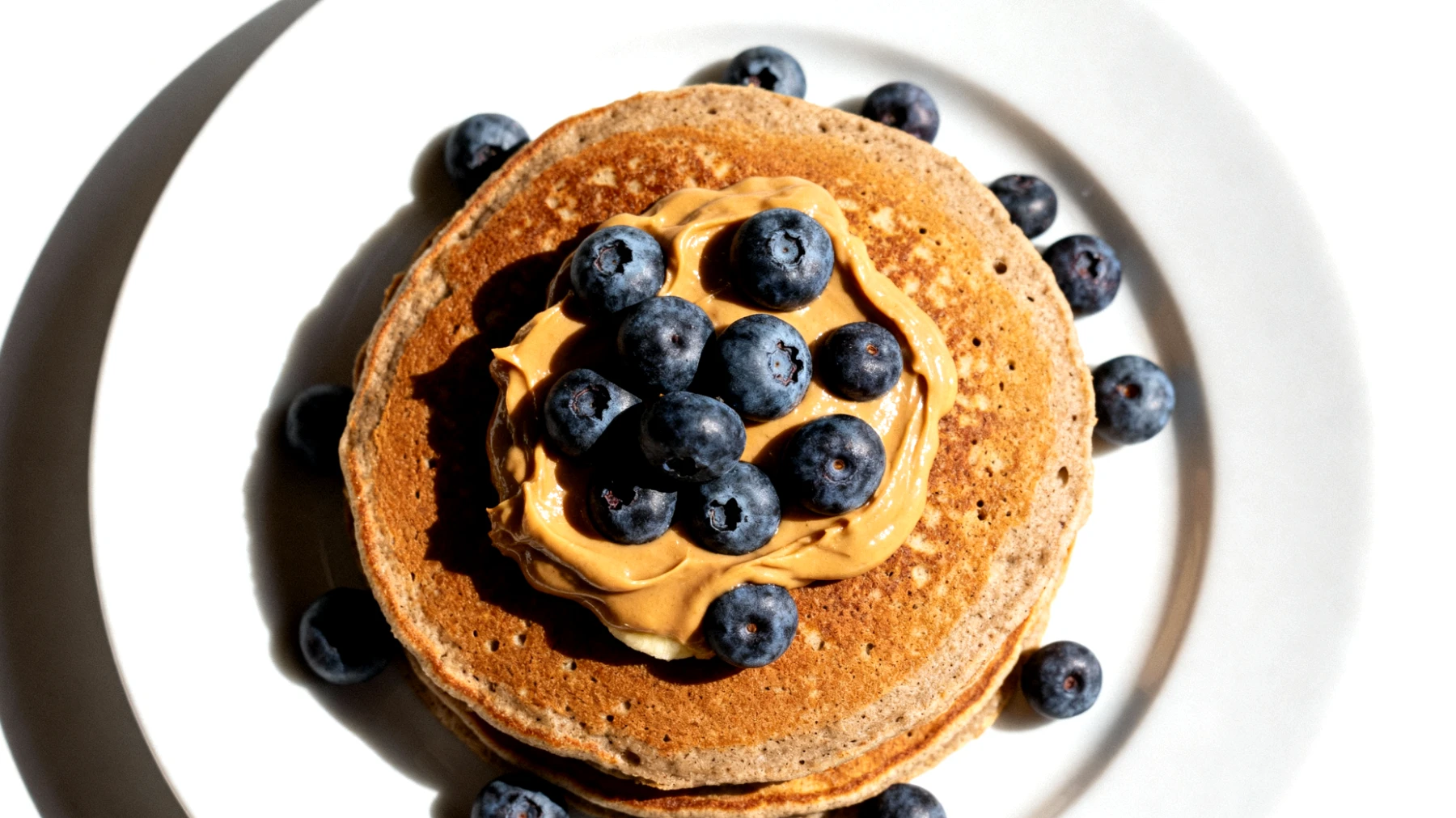 Buchweizen-Bananen-Pancakes mit Mandelmus und Heidelbeeren (vorbereitet im Meal-Prep-Format)"