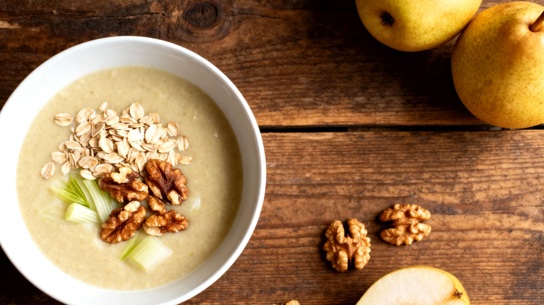 Fenchel-Birnen-Suppe mit Hafer und gerösteten Walnüssen"
