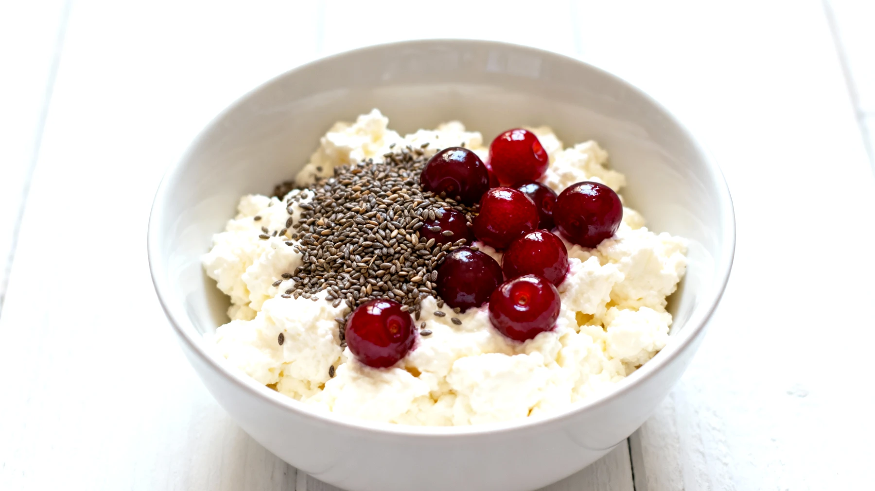 Hüttenkäse mit Hanfsamen und Sauerkirschen"