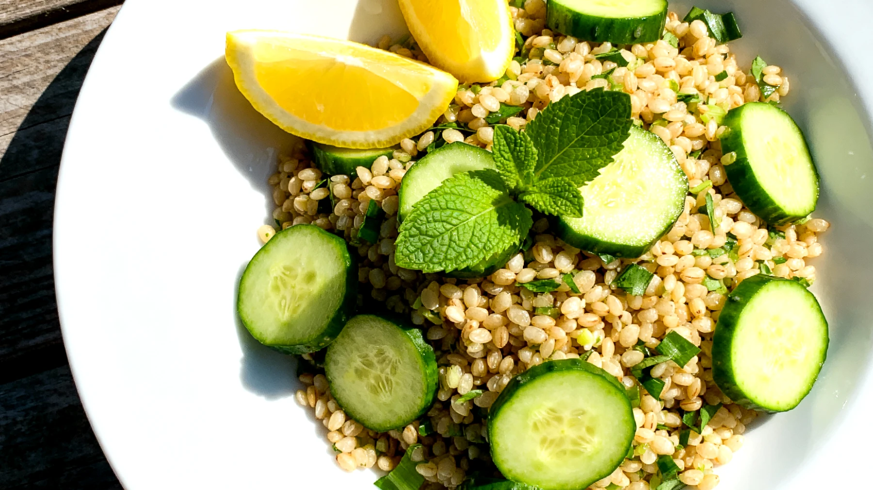 Hiobstränensalat mit Gurke, Minze und Zitrone"