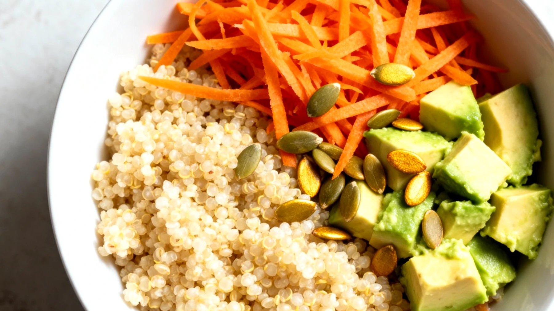 Hirse-Karotten-Salat mit Kürbiskernen und Avocado"