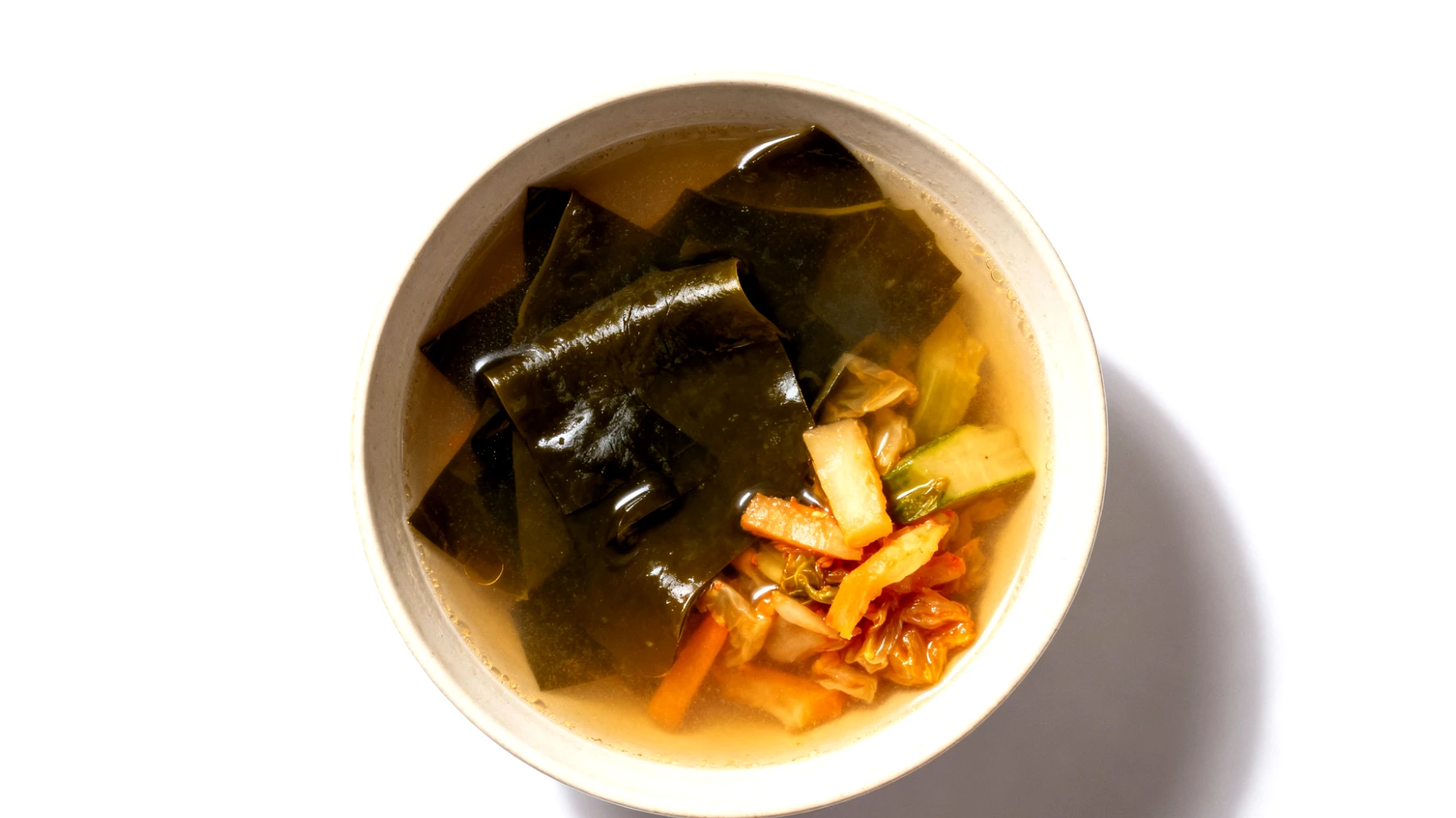 Miso-Suppe mit Wakame-Algen und fermentiertem Gemüse"